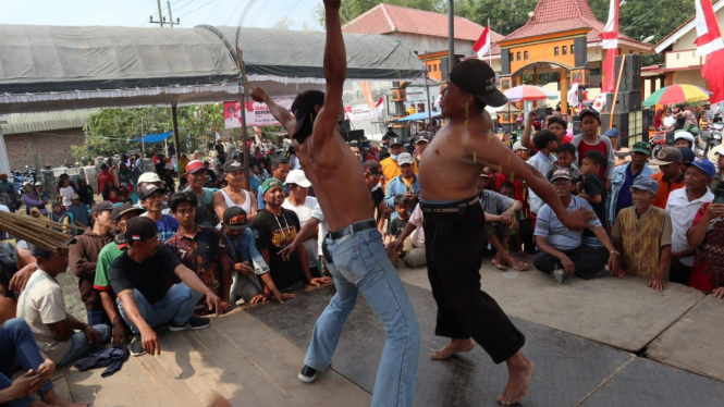 Keseruan Tradisi Ritual Ujung di Jombang