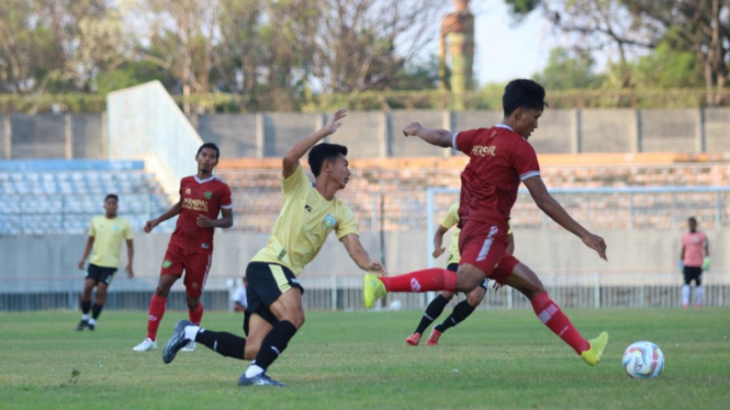 Pemain Gresik United (kuning) pada laga ujicoba kontra Persipal Palu