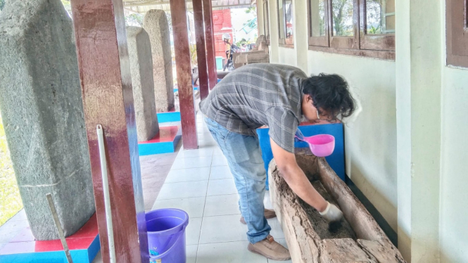Petugas melakukan konservasi di Museum Tulungagung
