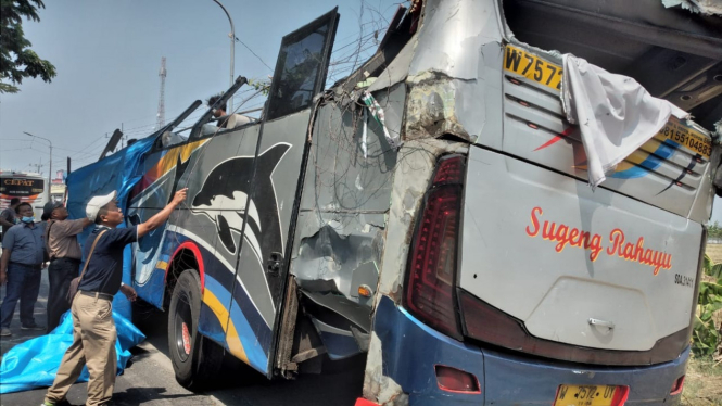 Kondisi Bus Sugeng Rahayu usai adu banteng dengan Bus Eka