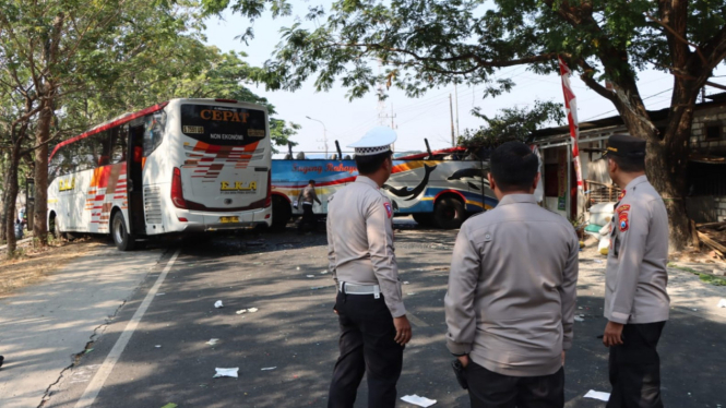 Kecelakaan Bus Sugeng Rahayu vs Eka di Ngawi