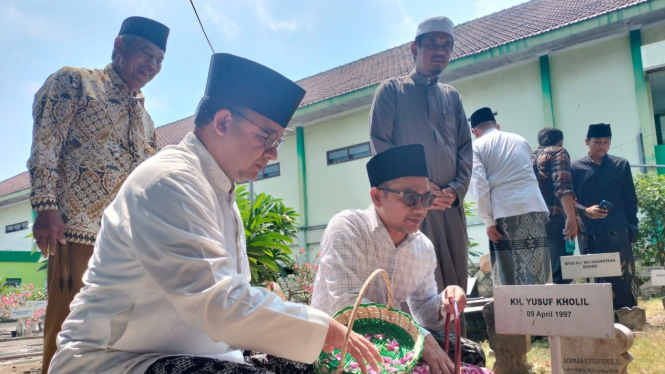 Anies Baswedan ditemani Gus Salam ziarahi makam pendiri NU di Jombang