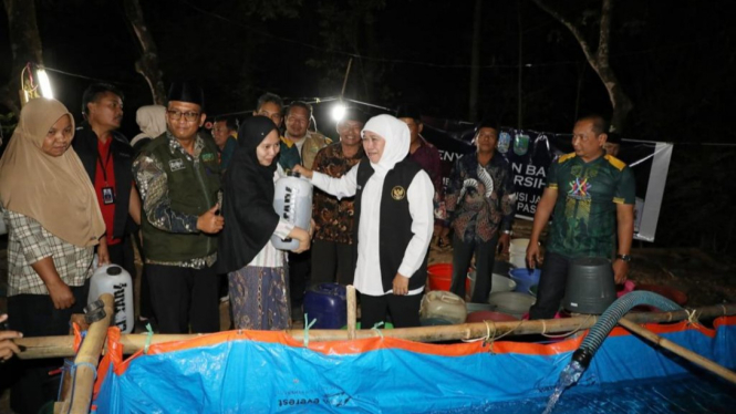 Gubernur Khofifah salurkan air bersih bagi warga Pasuruan