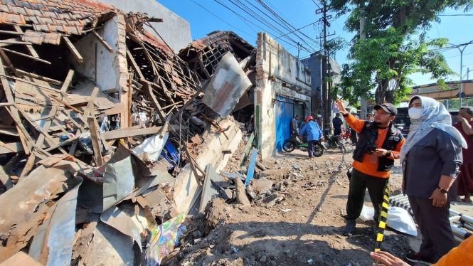 Kondisi rumah ambruk dampak pengerjaan proyek saluran di Surabaya