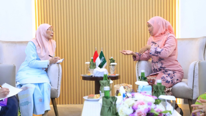 Khofifah saat menerima kunjungan Istri PM Malaysia