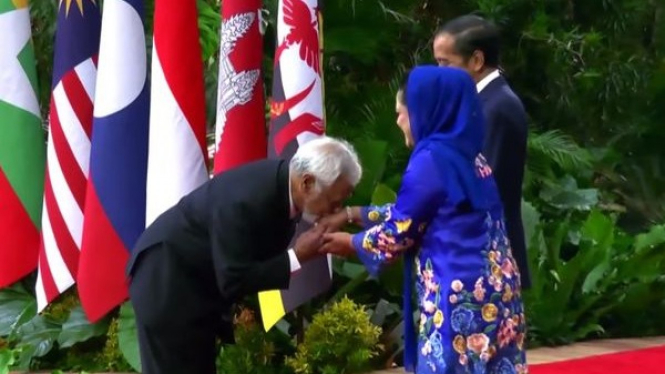 PM Timor Leste cium tangan Iriana Jokowi