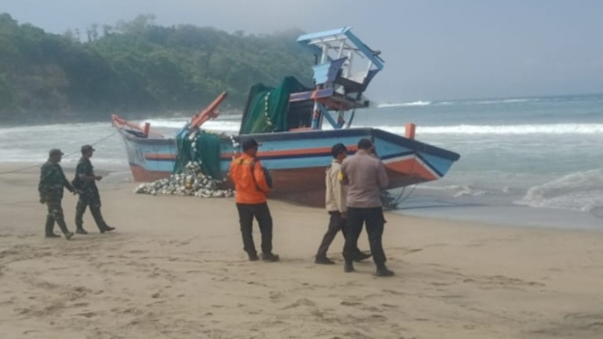 Kondisi KM Mandala terdampar di Pantai Gayasan Blitar