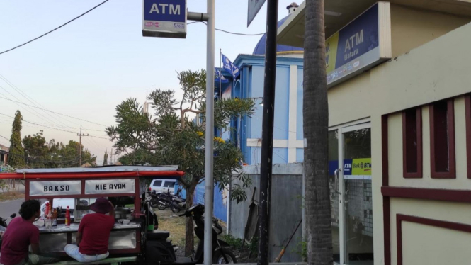 Bilik ATM yang dibobol pelaku di depan PN Gresik.