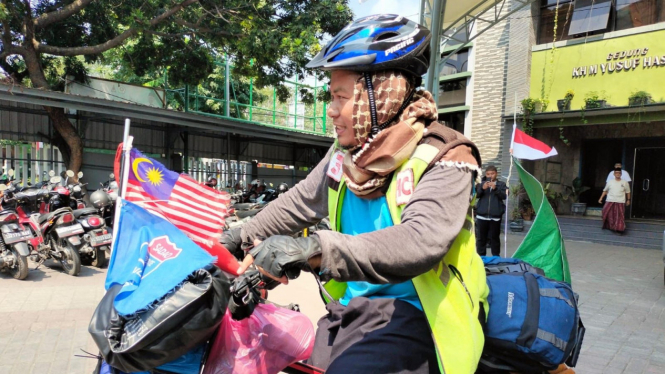 Yunus, alumni Tebuireng yang pergi ke Tanah Suci dengan sepeda.