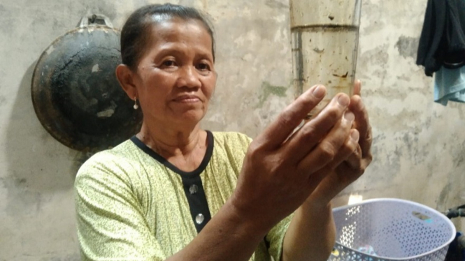 Sulastri, salah satu warga terdampak air tercemar di Kota Kediri.