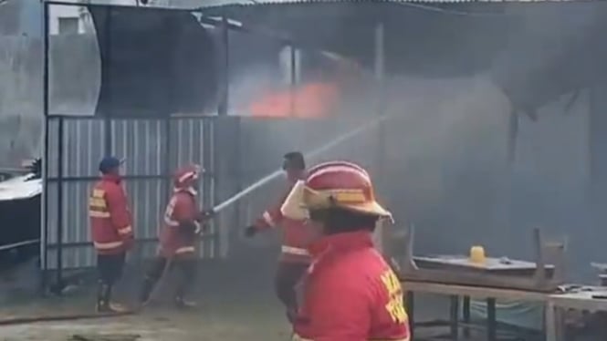 Petugas tengah memadamkan api di kantin UIN SATU Tulungagung