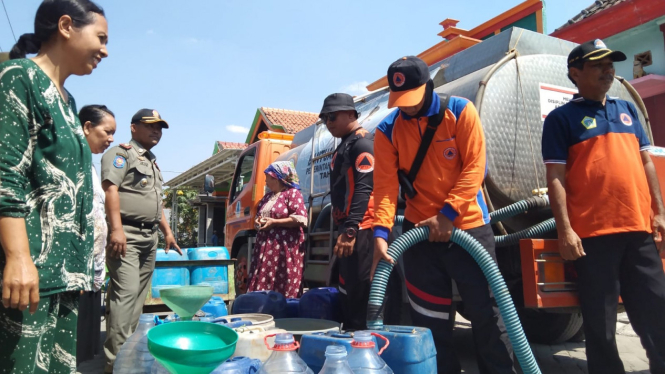 Tangki air bersih didatangkan BPBD Kabupaten Gresik