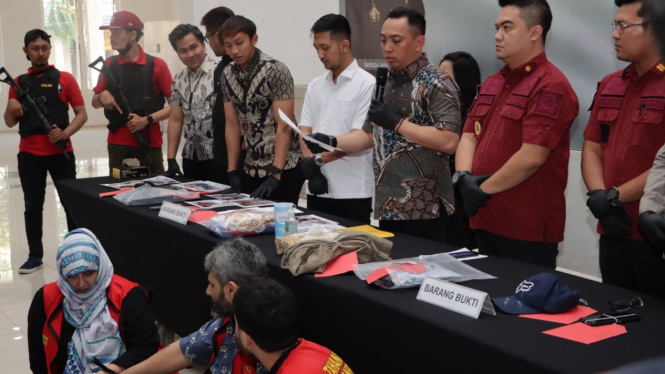 Polrestabes Surabaya merilis kasus pencurian tersangka asal Pakistan.