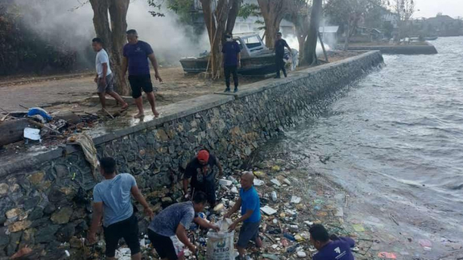 Aksi bersih-bersih pantai di pelabuhan Bawean Gresik