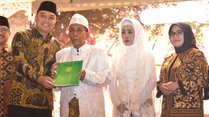 Pernikahkan 225 Pasangan Massal Pemkot  Surabaya