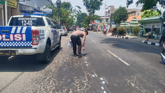 Polisi menandai TKP kecelakaan maut di Mojosari, Mojokerto