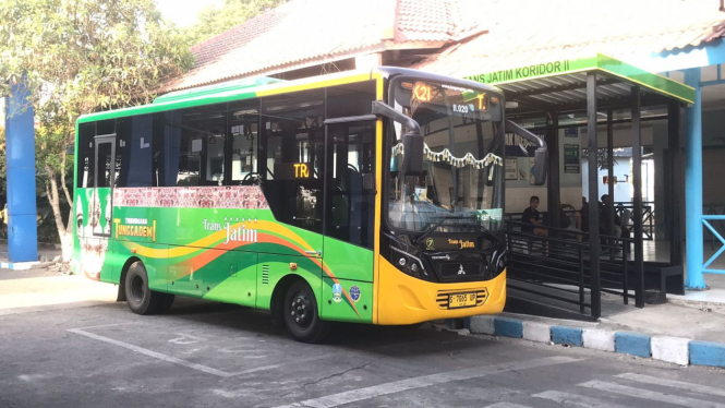 Bus Trans Jatim di Terminal Kertajaya Mojokerto.
