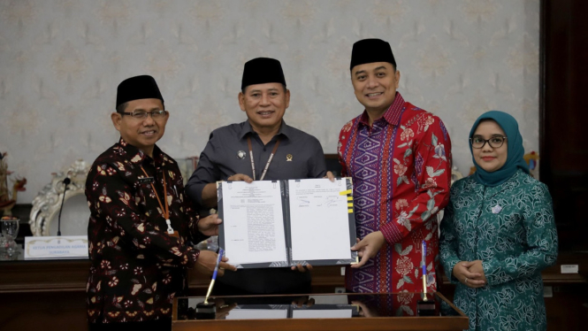 Wali kota Surabaya Eri Cahyadi saat MoU dengan Kemenag