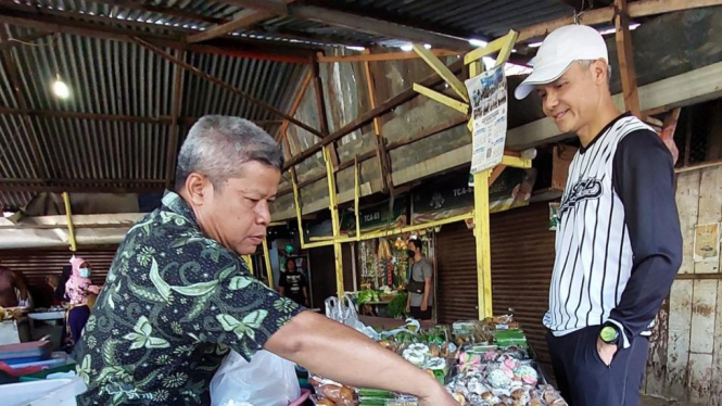 Momen Ganjar Pranowo bertemu pedagang di pasar Darmo Permai Utara