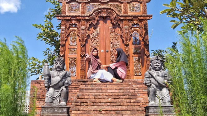 Pengunjung tengah asyik menikmati spot foto di Nangkula Park.