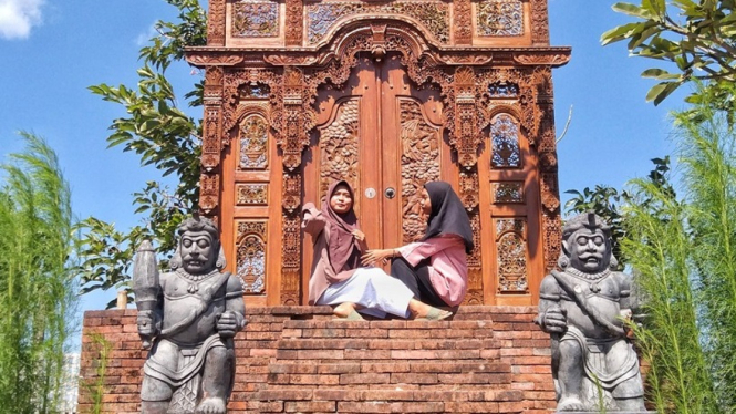 Pengunjung tengah asyik menikmati spot foto di Nangkula Park