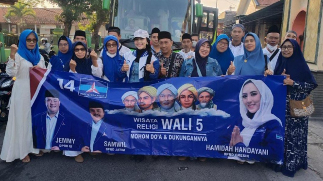 Caleg DPRD Gresik Hamidah Handayani bersama warga saat ziarah wali.