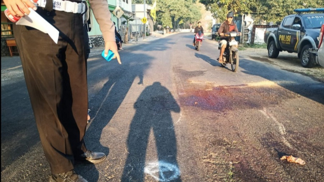 Polisi menunjukkan lokasi kecelakaan di Mojokerto