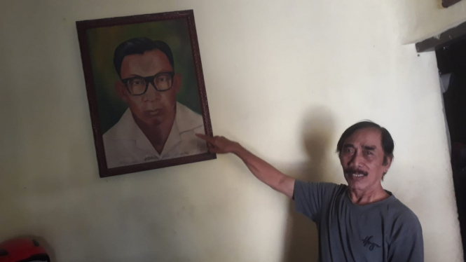 Handoko menunjukkan potret ayahnya, Mochammad Sarkawi.