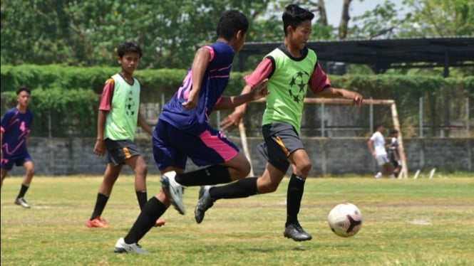 Turnamen sepak bola antar kelurahan di Surabaya