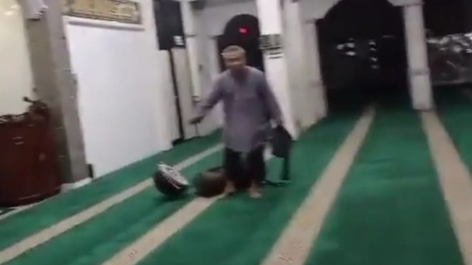 Pria yang marah-marah di Masjid Al Ikhlas, Jambangan, Surabaya.