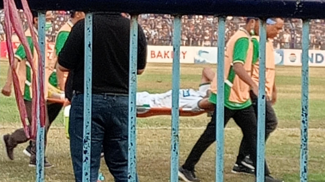 Penyerang Gresik United Victor Bertomeu mengalami cedera