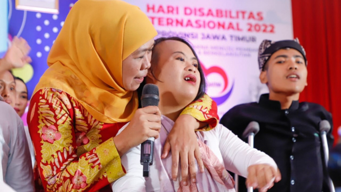 Momen Gubernur Khofifah bersama penyandang disabilitas