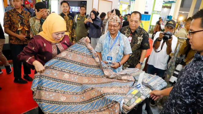 Khofifah saat meninjau produk UMKM di Jatim Fest 2023