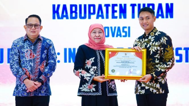 Gubernur Khofifah Serahkan Penghargaan Inotek Award 2023
