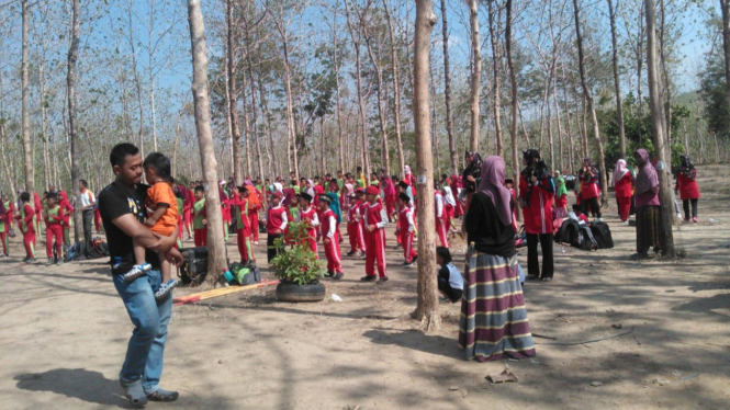 Suasana belajar di Tabeplast Forest Area Tuban