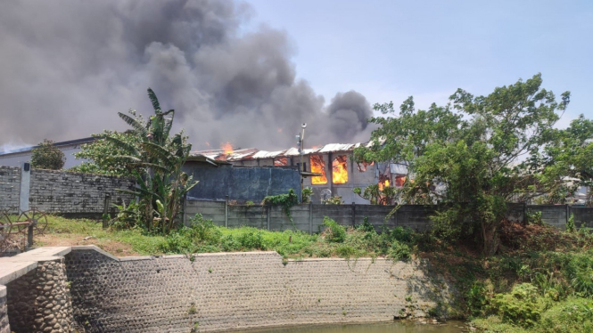 Kebakaran hebat Pabrik Tisu di Mojokerto