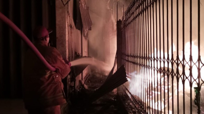 Home industri furniture atau mebel ludes di Mojokerto terbakar