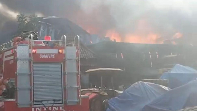 Pabrik Pengolahan Kayu di Jombang Terbakar