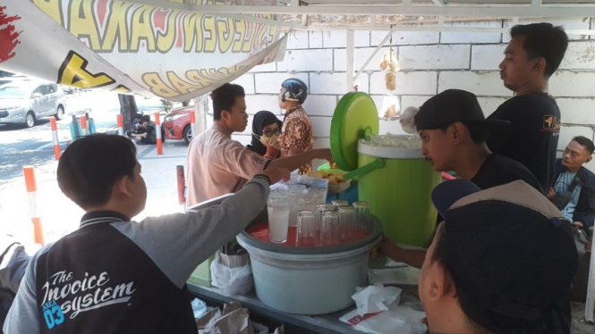 Penjual es legen di Gubeng Surabaya saat melayani pembeli