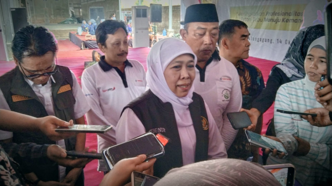 Khofifah Indar Parawansa saat ke Pabrik Tebu Tulungagung