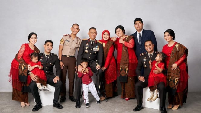 Kapolda Jatim Irjen Imam Sugianto bersama keluarga