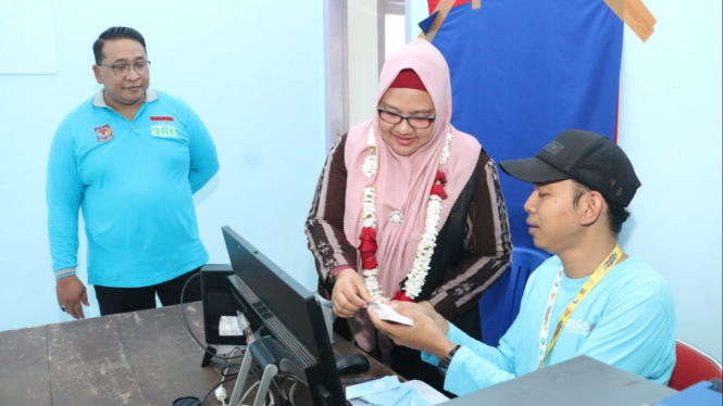 Wabup Gresik Aminatun Habibah memantau  pembuatan KTP warga Bawean