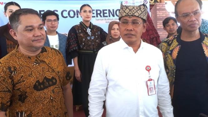 Kepala Dinas Kebudayaan dan Pariwisata Jawa Timur, Hudiyono. (Berbaju putih).