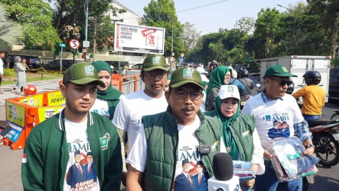 Wakil Ketua DPW PKB Jatim Musyafak Rouf bersama jajaran pengurus dan relawan turun ke jalanan.