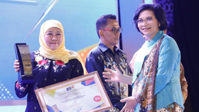 Gubernur Jawa Timur Khofifah Indar Parawansa menerima penghargaan Jatim Bangkit Awards 2023.