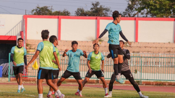 Pemain Gresik United saat uji lapangan