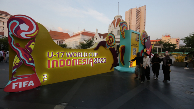 Dekorasi Piala Dunia U-17 mulai terpasang di Kota Surabaya