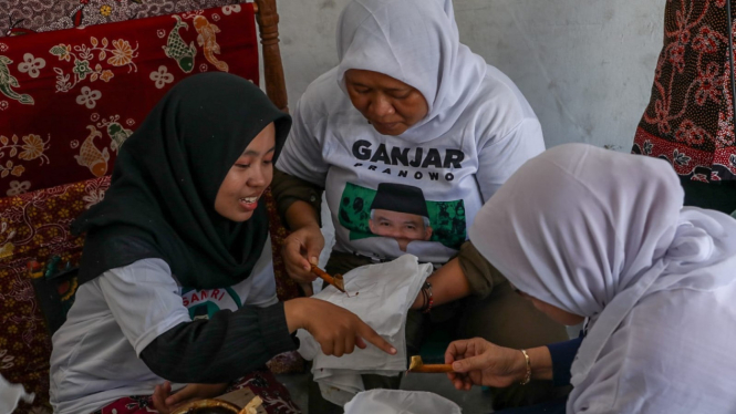 Emak-emak di Surabaya ikut pelatihan membatik dari SDG.