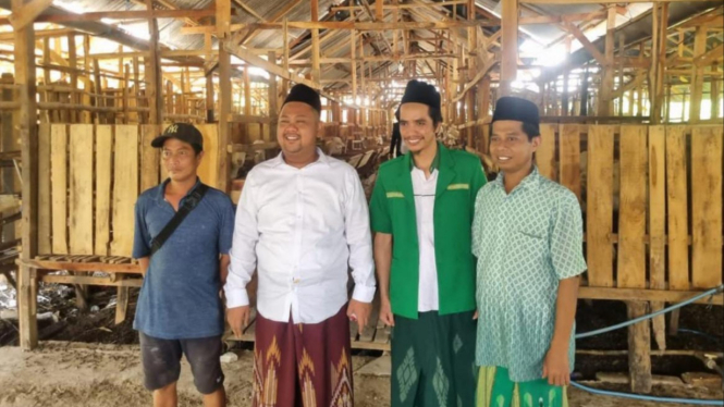 Bupati Gresik bersama santri peternak kambing