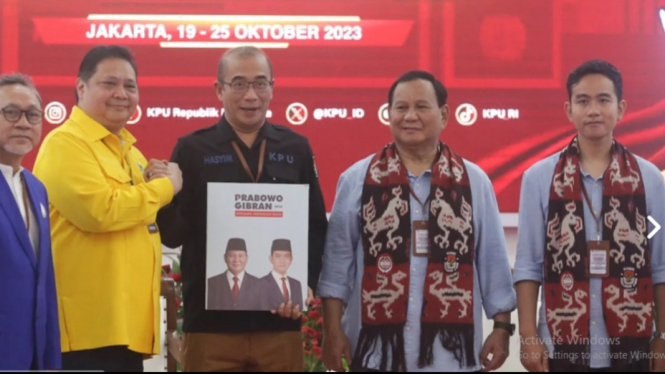 Prabowo-Gibran mendaftarkan diri ke KPU
